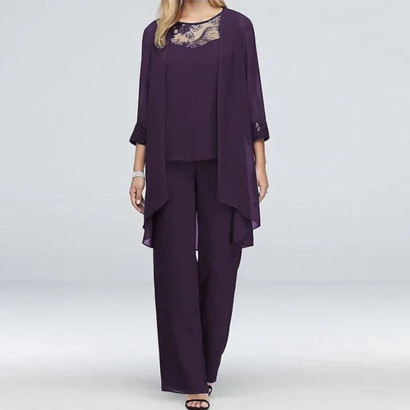 Completo formale donna tre pezzi con elegante blazer, pantaloni e gilet, ideale per meeting d'ufficio e serate.