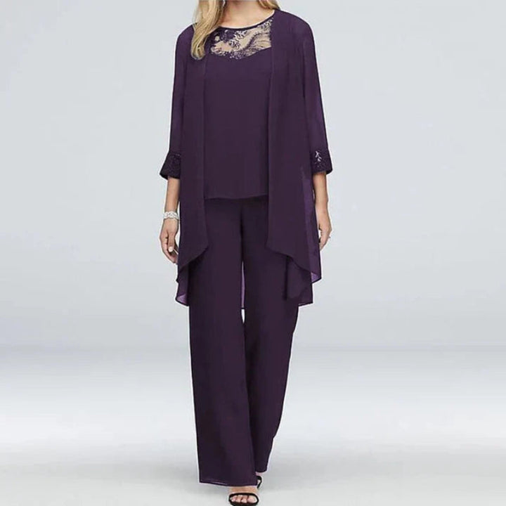 Completo formale donna tre pezzi con elegante blazer, pantaloni e gilet, ideale per meeting d'ufficio e serate.