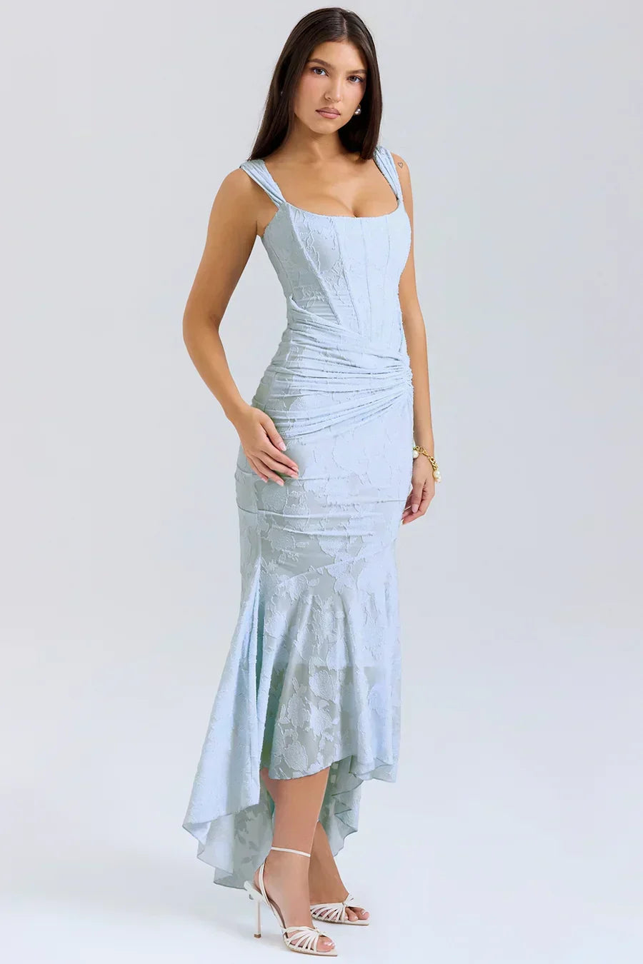 Abito lungo elegante donna, perfetto per eventi serali, con corpetto a corsetto e sofisticate spalle scoperte.