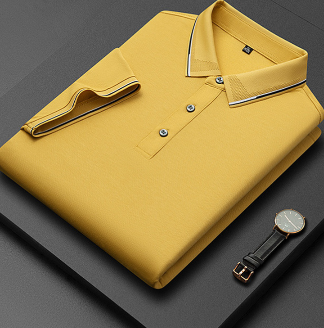 Polo uomo color corallo, vibrante e alla moda, perfetta per un tocco di colore nell'outfit estivo.