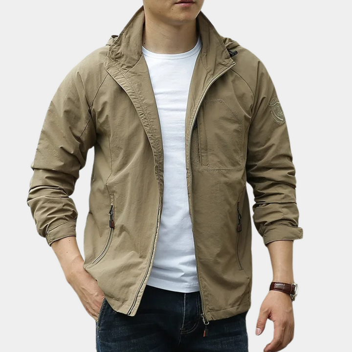 Giacca uomo autunnale, leggera e resistente alla pioggia, offre comfort e protezione versatile.