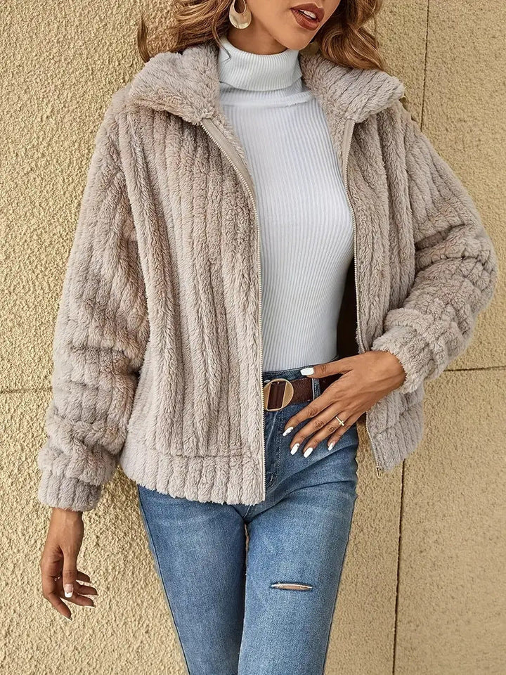 Cardigan donna elegante invernale con zip, morbido e versatile per ogni outfit.