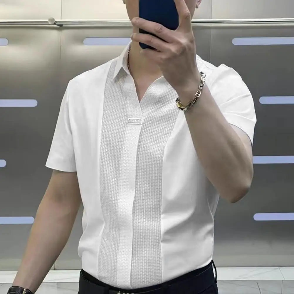 Abbigliamento maschile: camicia casual uomo con maniche arrotolate e bottoni, ideale per viaggi estivi.