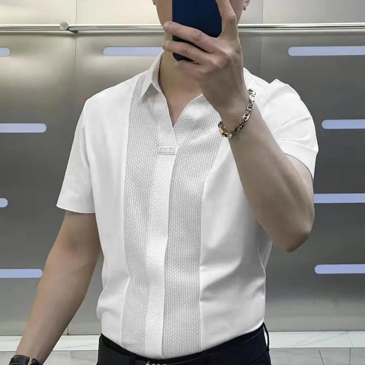 Abbigliamento maschile: camicia casual uomo con maniche arrotolate e bottoni, ideale per viaggi estivi.