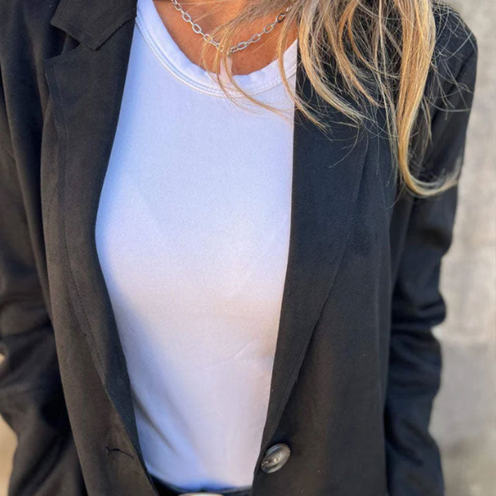 Trench coat versatile da donna, ideale come cappotto casual o elegante per autunno-inverno.