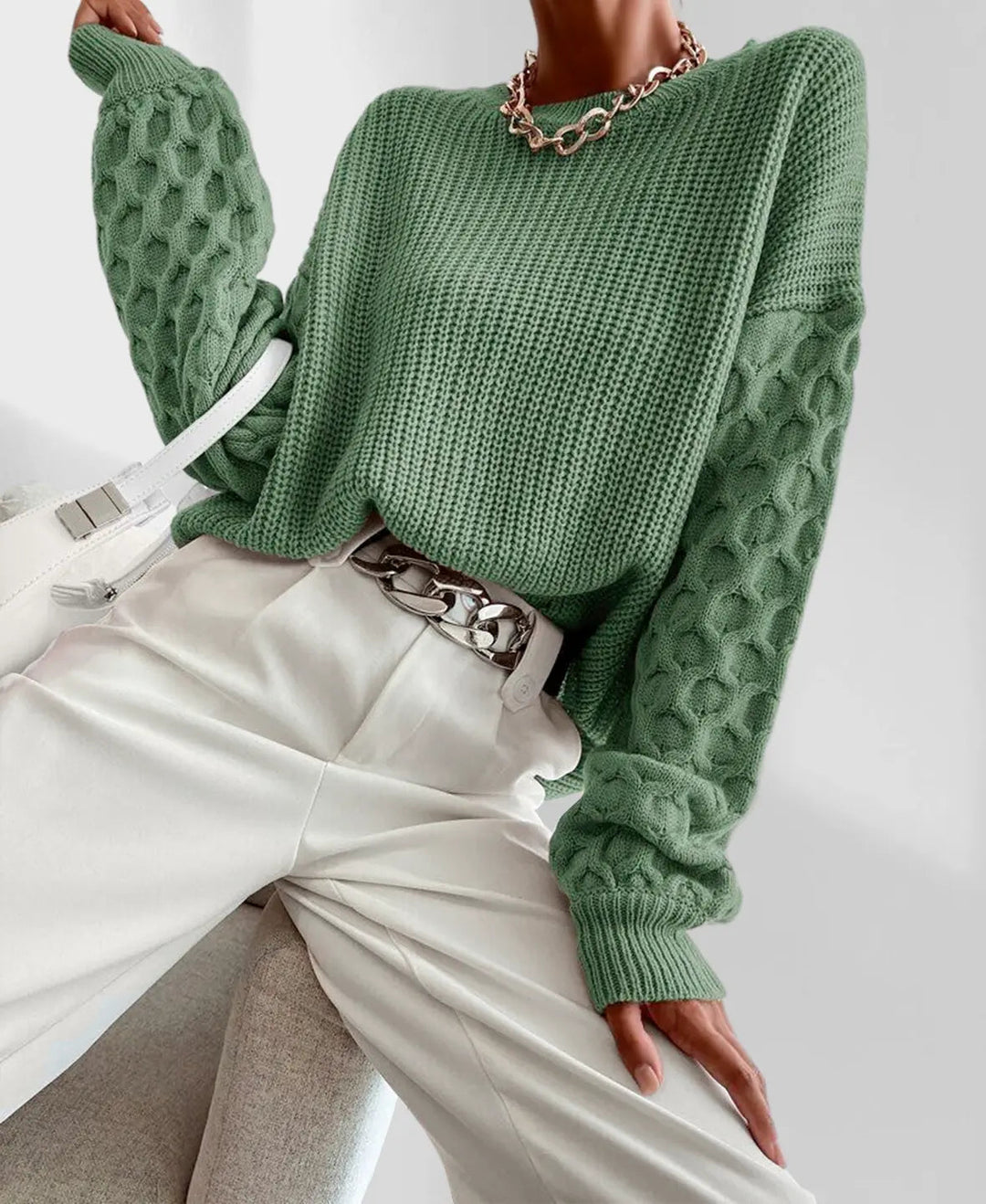 Donna indossa un maglione invernale a maniche a palloncino, abbigliamento caldo e stiloso.