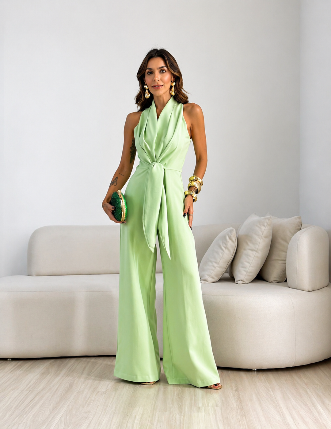 Dettaglio schiena scoperta di una tuta donna fluida ed elegante, perfetta per serate speciali.