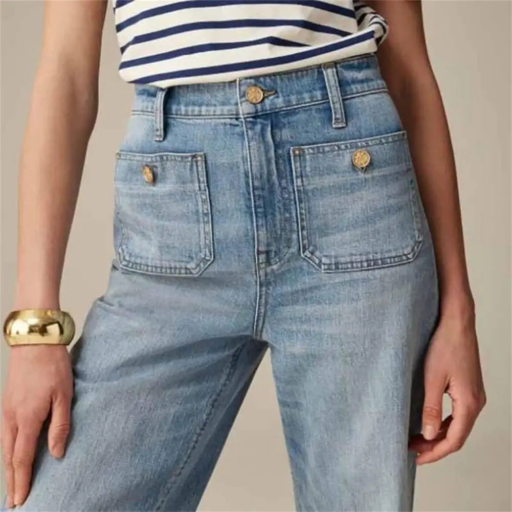 Donna in jeans casual vita alta e gamba larga. Mostra comfort e stile moderno.