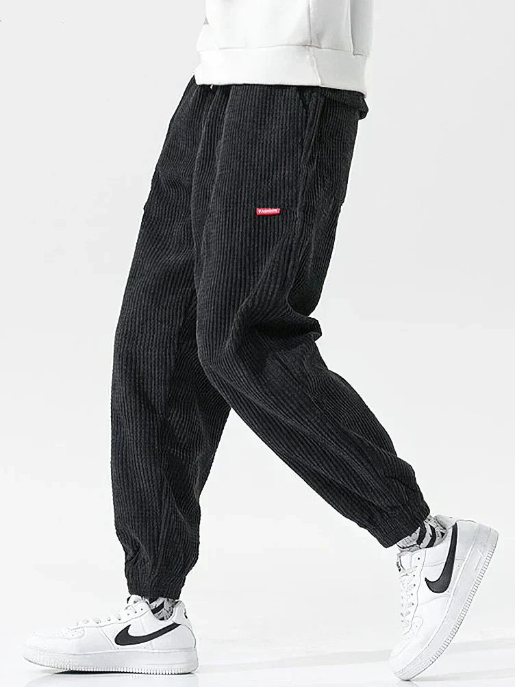 Pantaloni uomo eleganti casual in velluto a coste, perfetti per creare outfit sportivi o look più chic.