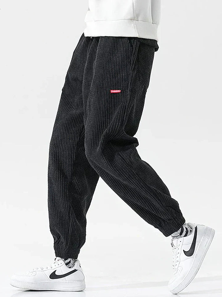 Pantaloni uomo eleganti casual in velluto a coste, perfetti per creare outfit sportivi o look più chic.