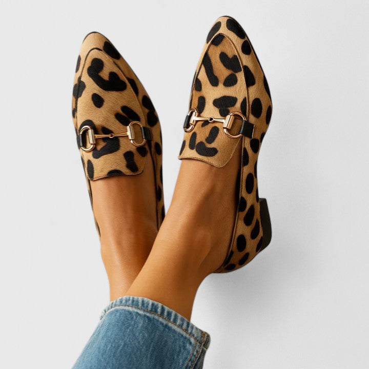 Mocassini donna eleganti slip-on con punta affusolata e stampa animalier, marrone chiaro, per un look sofisticato.