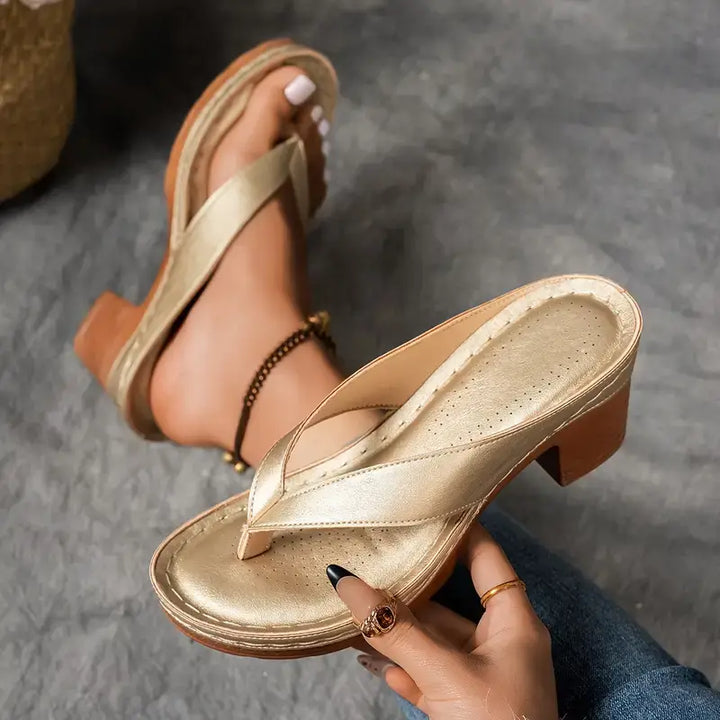 Profilo dei sandali donna estivi con tacco basso, design comodo ed elegante. Calzature ideali per l'estate.