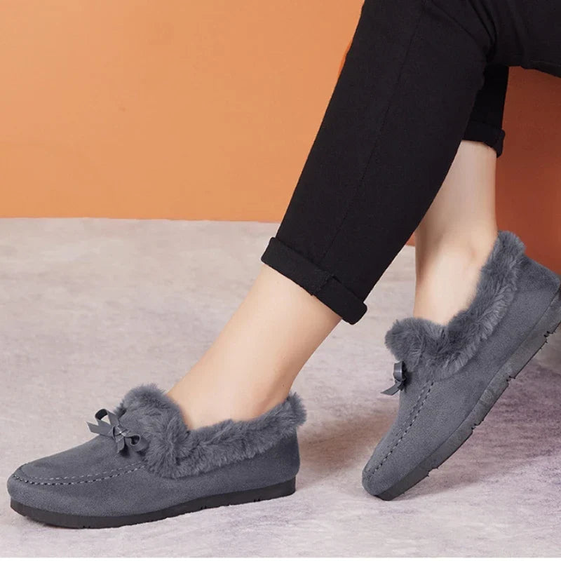 Scarpe invernali da donna con dettagli in pelliccia sintetica, un tocco di stile e calore per l'inverno.