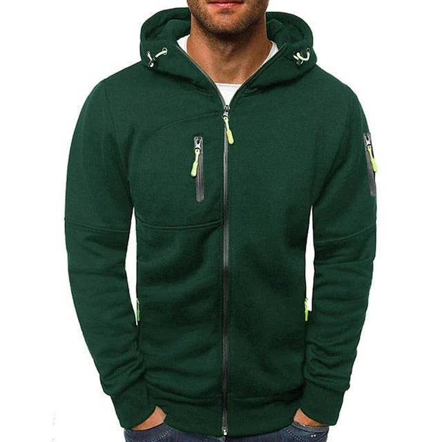 Dettaglio primo piano di una felpa con cappuccio grigio chiaro per uomo, tessuto morbido, stile casual.