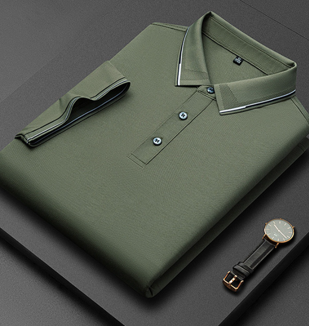 Polo uomo elegante con orlo a costine e spacchetti laterali. Stile estivo casual-chic.
