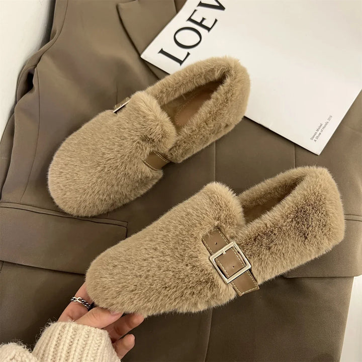 Scarpe invernali donna slip-on in pelliccia per un comfort avvolgente, calzature casual e alla moda.