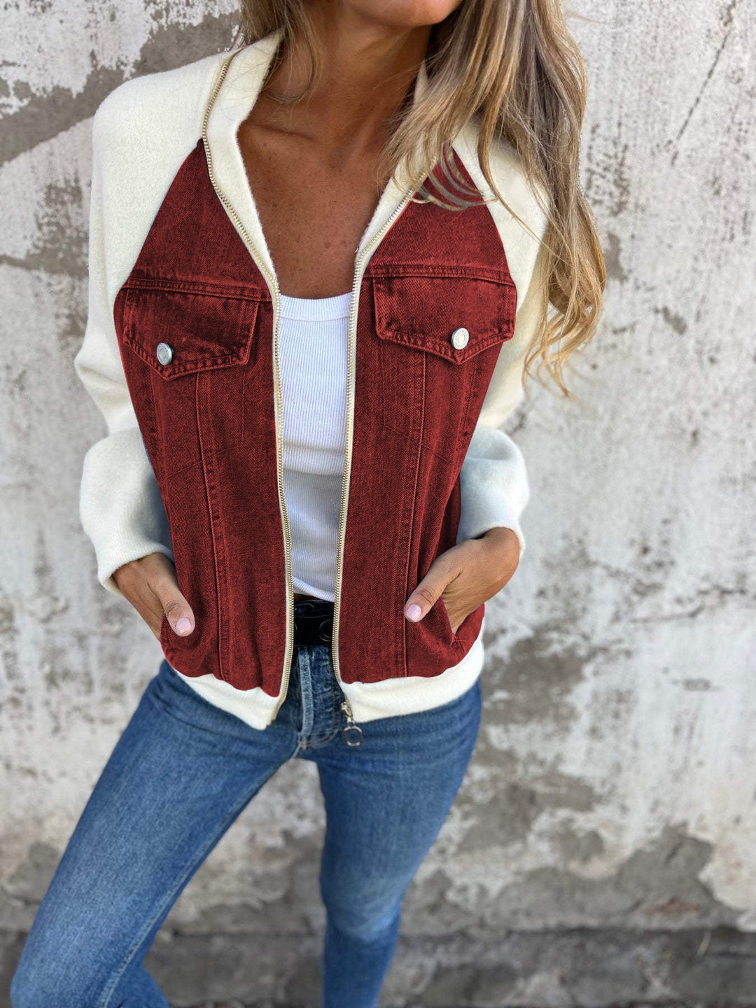 Giacca donna invernale con cappuccio, design casual per comfort e protezione dal freddo.