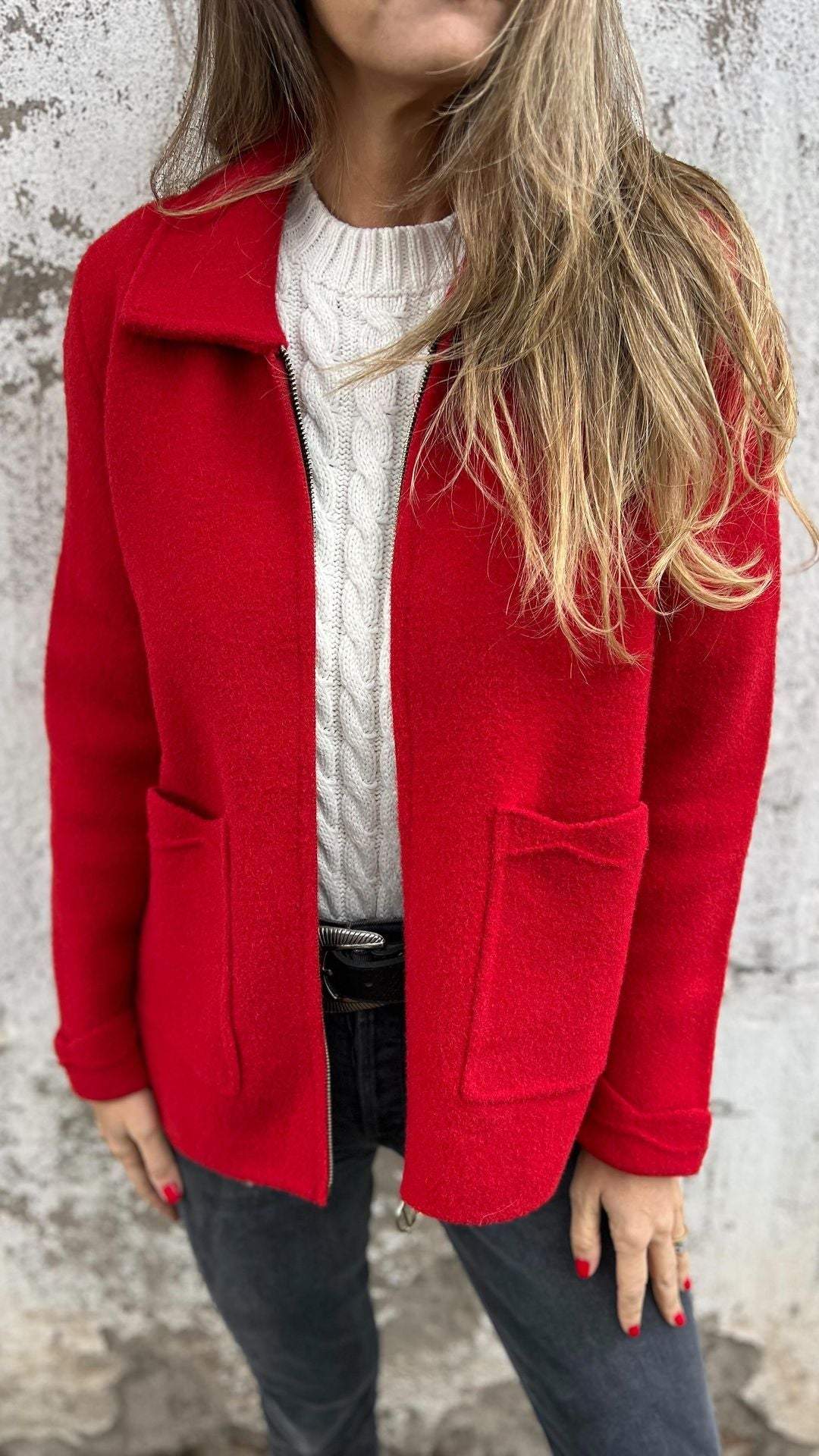 Giacca donna calda e versatile con cerniera, perfetta per il comfort casual autunnale.