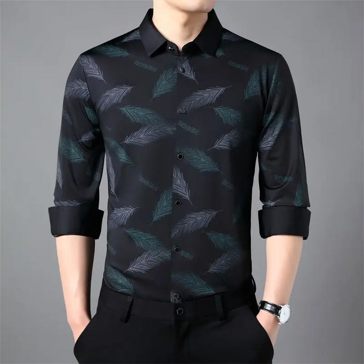 Camicia uomo casual chic rosso vino con stampa a piume. Manica lunga, vestibilità comoda, perfetta per moda uomo.
