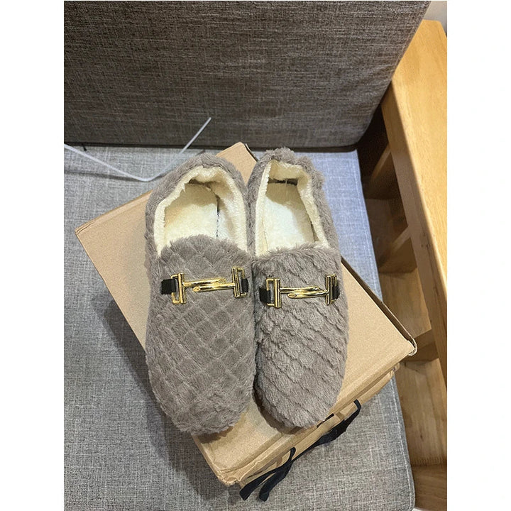 Mocassini donna ai piedi, caldi e confortevoli. Ideali per passeggiate autunnali e freddi inverni.