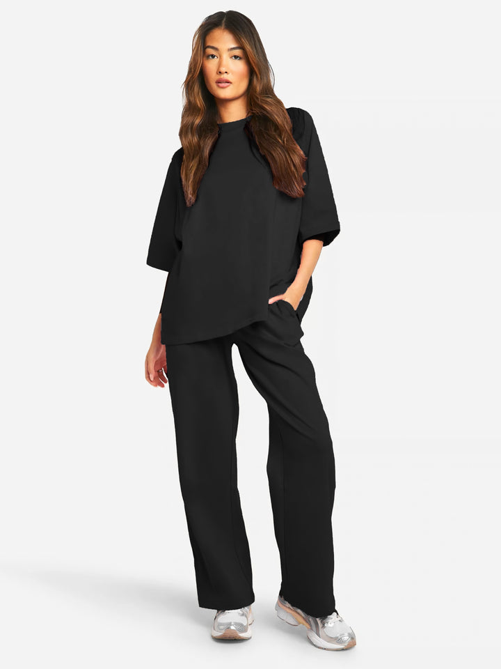 Completo donna casual oversize, t-shirt a collo alto e pantaloni dritti. Perfetto per moda comfort e stile versatile.