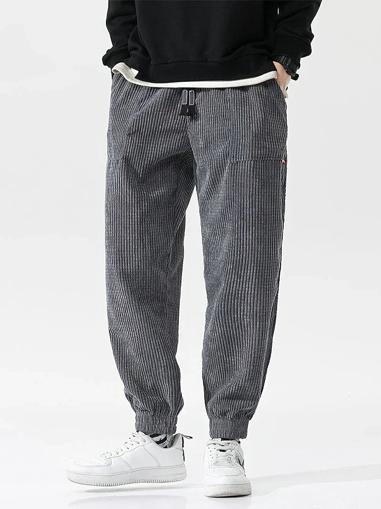 Modello di pantaloni uomo in velluto a coste, un capo d'abbigliamento comodo e alla moda per il tuo stile.