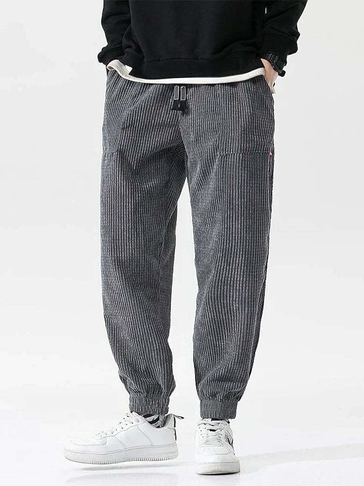 Modello di pantaloni uomo in velluto a coste, un capo d'abbigliamento comodo e alla moda per il tuo stile.