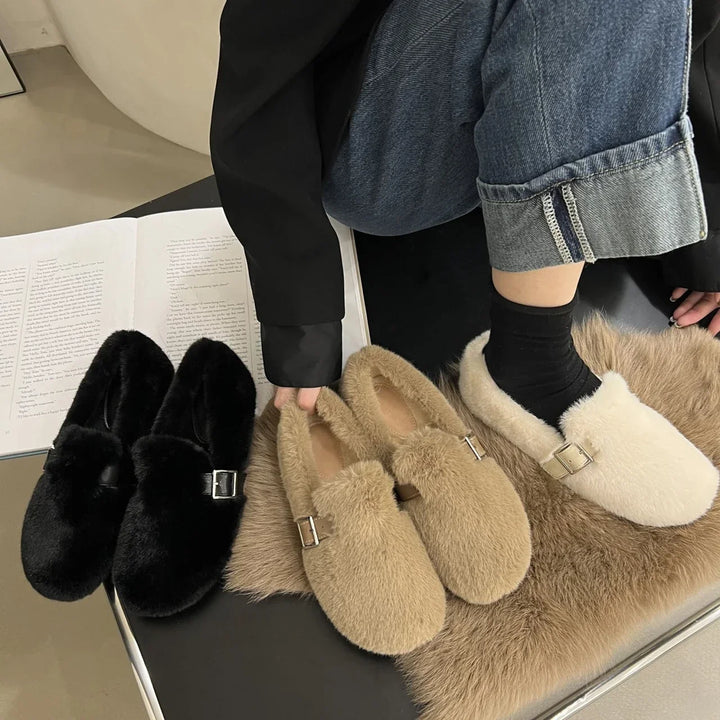 Moda scarpe donna slip-on con dettagli in pelliccia, ideali come calzature comode per giornate invernali.