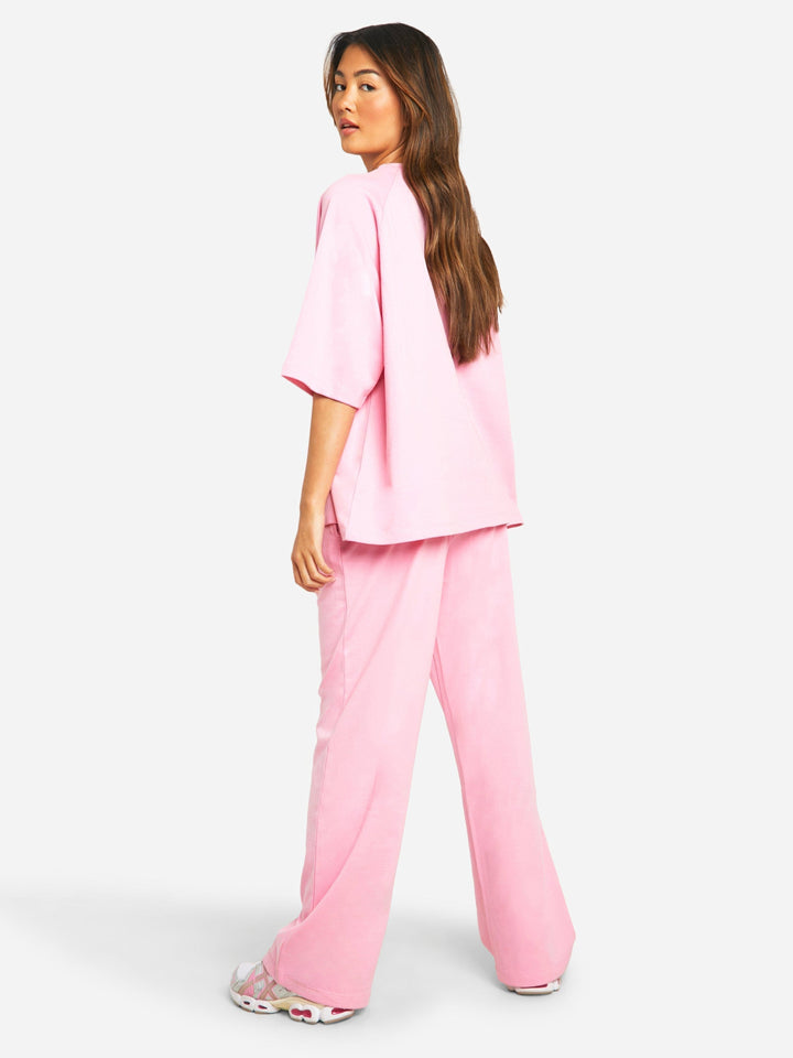 Outfit estivo donna: completo casual oversize con T-shirt collo alto e pantaloni dritti per stile e relax.