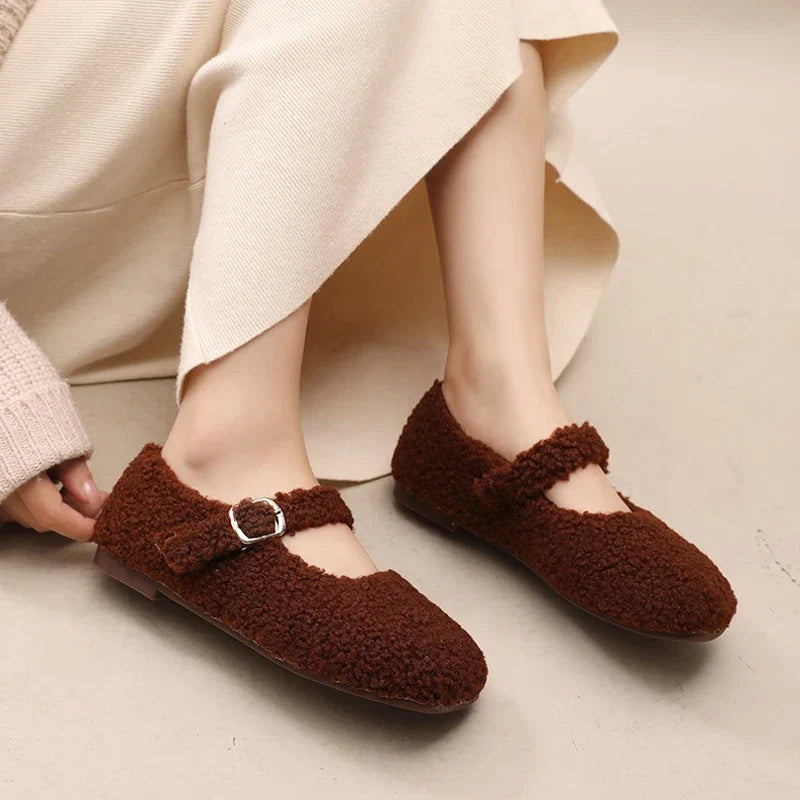 Ballerine Mary Jane donna con cinturino sottile, un tocco elegante per scarpe versatili e confortevoli.