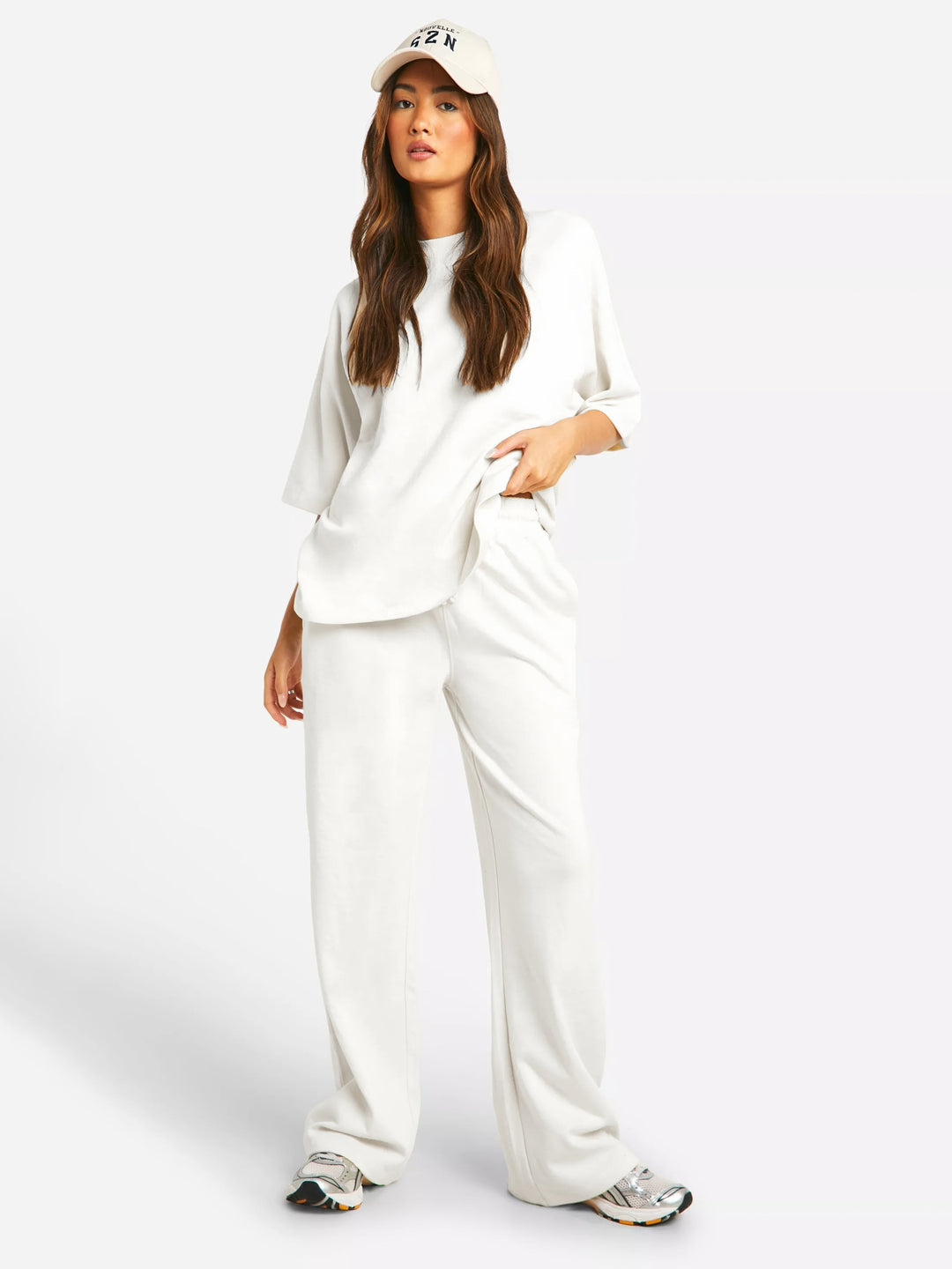 Completo donna casual oversize: T-shirt collo alto e pantaloni dritti per un look estivo e confortevole.