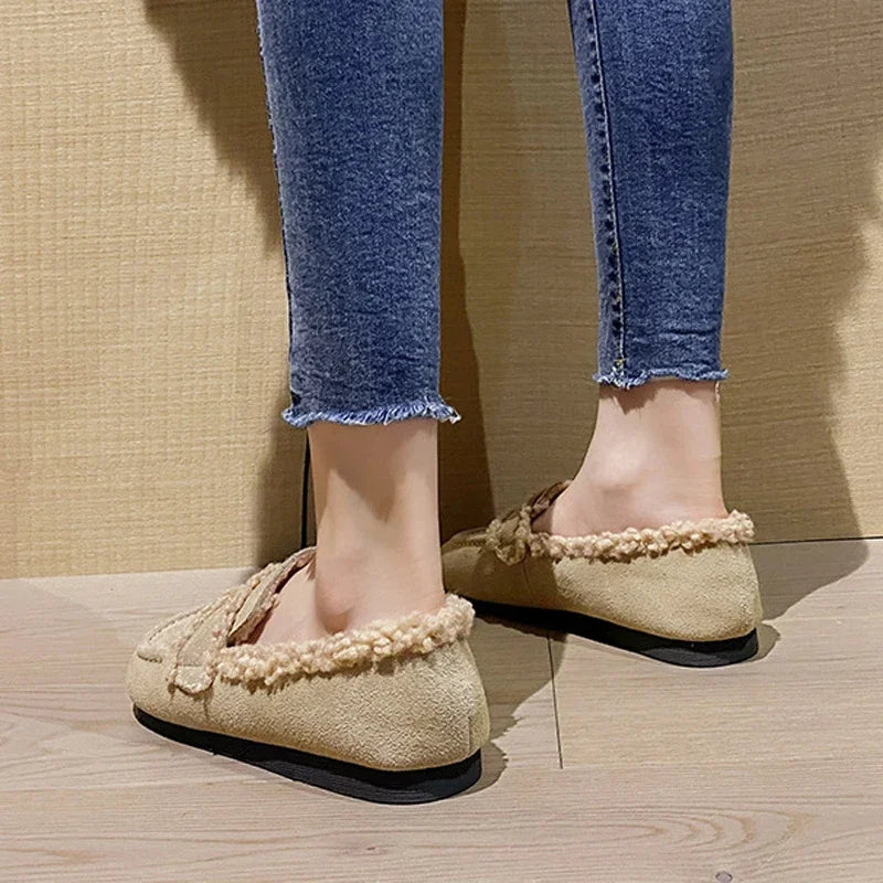 Eleganti mocassini invernali da donna, caldi e accoglienti, in una raffinata colorazione beige.