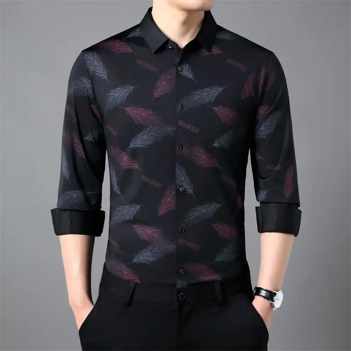 Camicia uomo elegante a manica lunga con stampa a piume, vestibilità comoda, ideale per look casual chic.