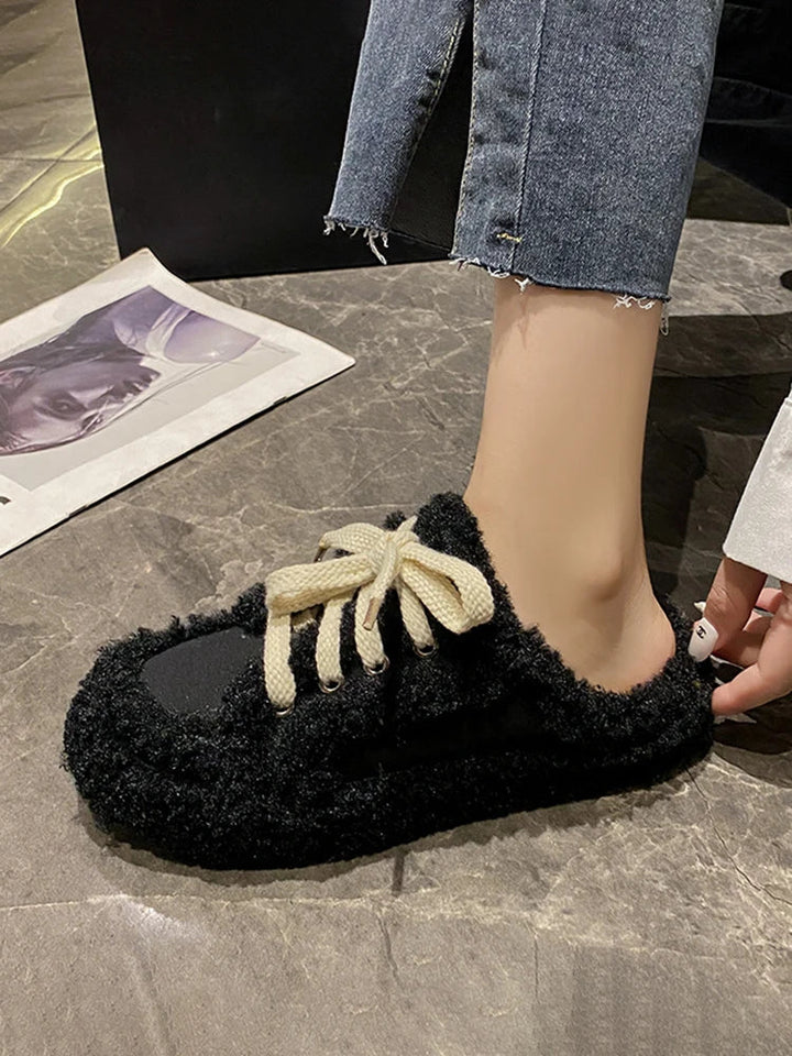 Dettaglio dei mocassini da donna in morbida pelle, con cuciture a vista per un look versatile.