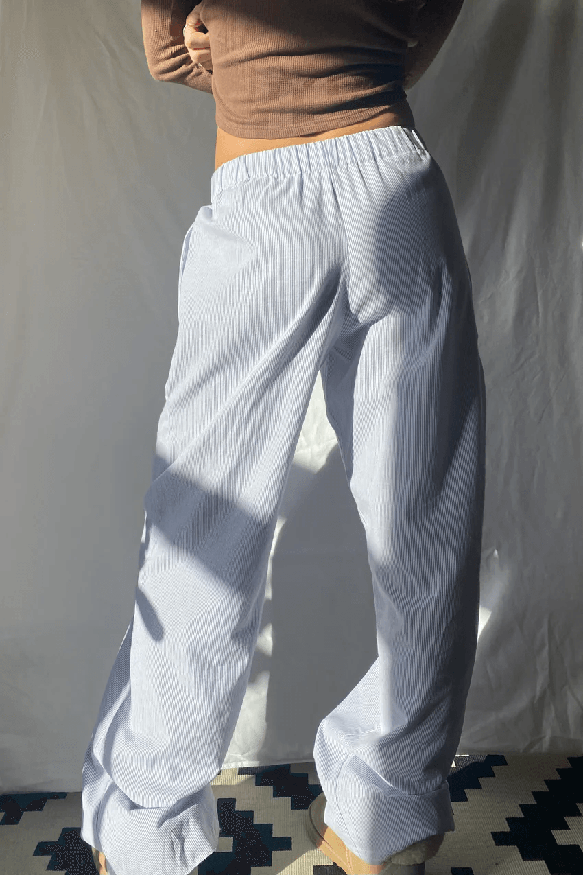 Pantaloni donna blu in cotone, stile casual con vestibilità rilassata, perfetti per relax e primavera.