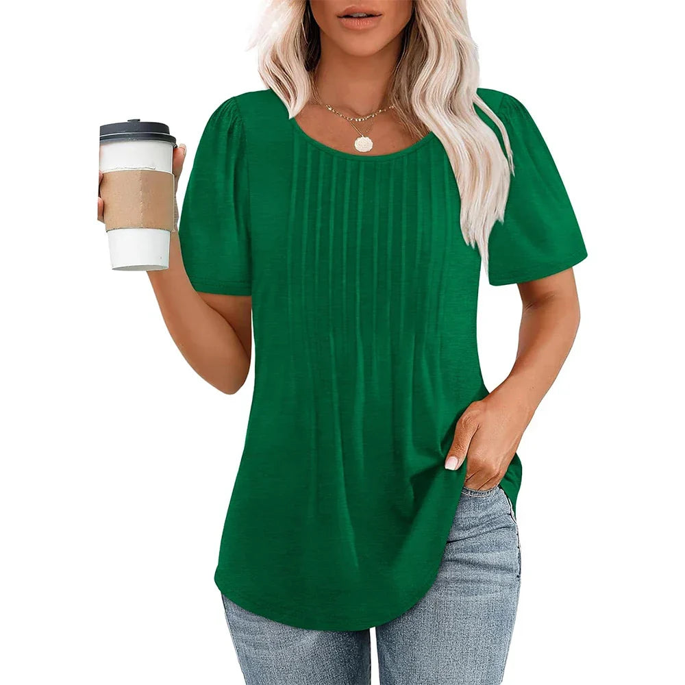 Camicetta estiva donna plissettata, manica corta. Scollo tondo, stile casual elegante. Abbigliamento versatile.