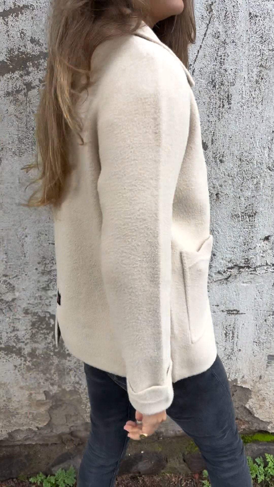 Giacca marrone casual-elegante da donna con cerniera, perfetta per il comfort e lo stile in autunno.