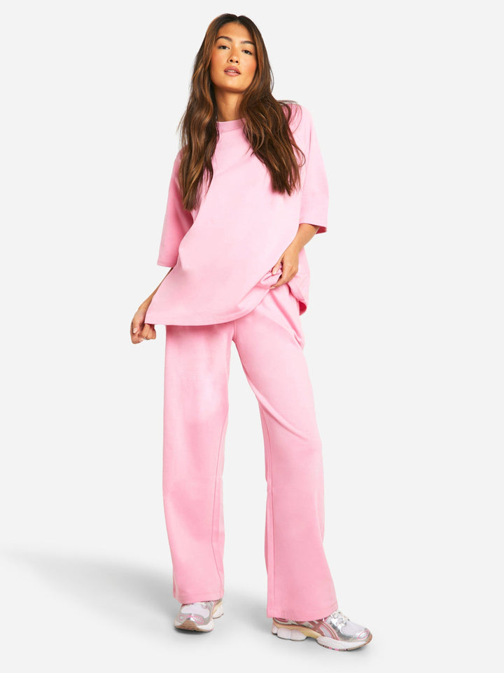 Set due pezzi donna oversize: comoda t-shirt collo alto e pantaloni dritti per massimo comfort e stile casual.