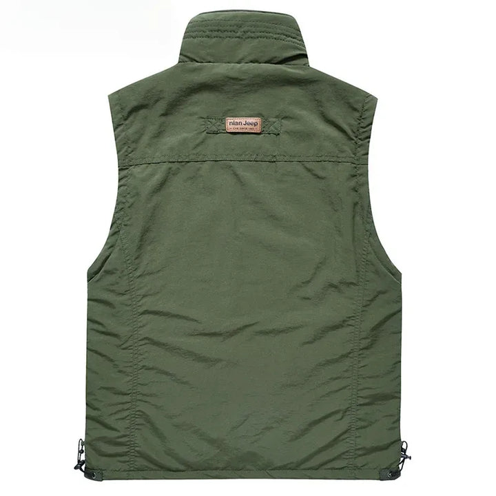 Gilet uomo outdoor versatile, in pile senza maniche, leggero e caldo, con tasche per trekking ed escursioni.