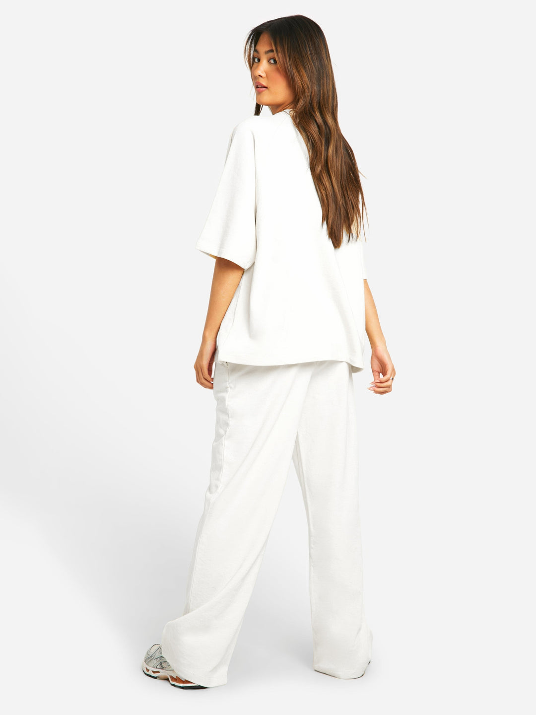 Completo donna set due pezzi casual oversize: t-shirt collo alto e pantaloni dritti. Look estivo e comfort ideale.