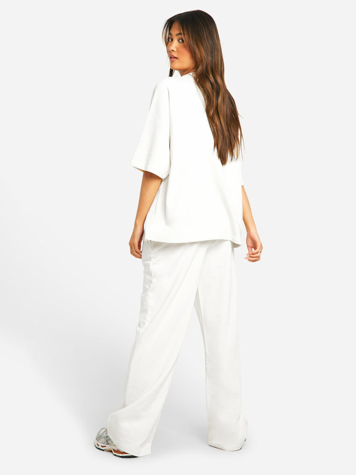 Completo donna set due pezzi casual oversize: t-shirt collo alto e pantaloni dritti. Look estivo e comfort ideale.