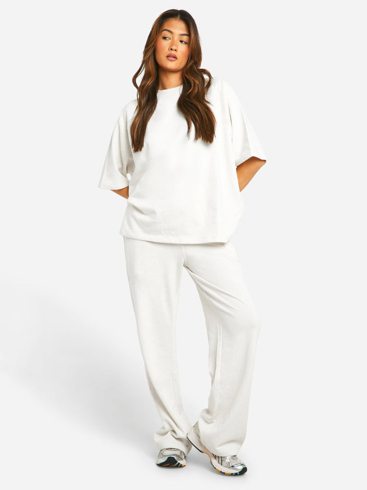 Completo estivo donna con T-shirt collo alto e pantaloni dritti. Perfetto per relax e un look casual versatile.