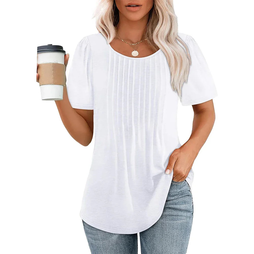 Camicetta plissettata donna elegante, manica corta, scollo tondo. Ideale per outfit ufficio o look estivo casual.