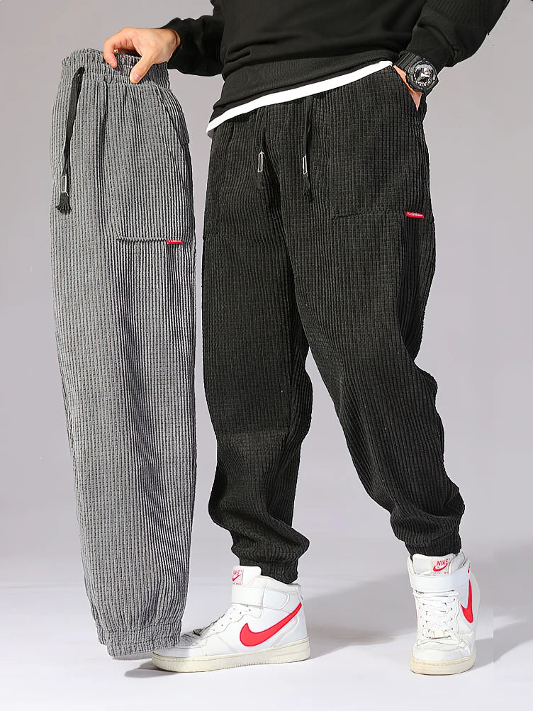 Pantaloni uomo velluto a coste con tasche ampie e vita regolabile. Look casual-elegante, ideali per comfort.