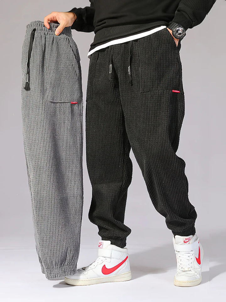 Pantaloni uomo velluto a coste con tasche ampie e vita regolabile. Look casual-elegante, ideali per comfort.