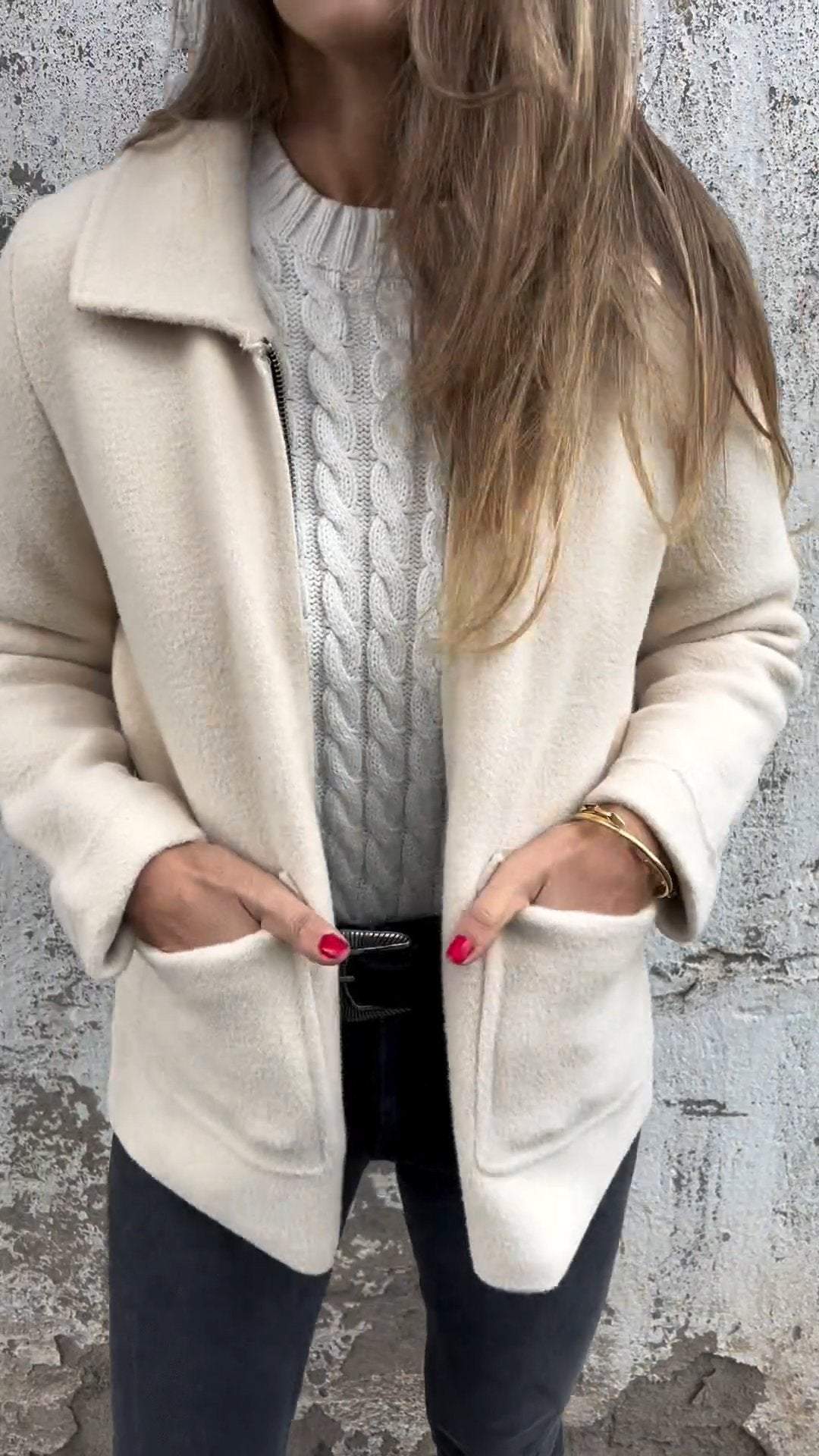 Elegante giacca rossa da donna con cerniera, ideale per un look casual-chic di mezza stagione.
