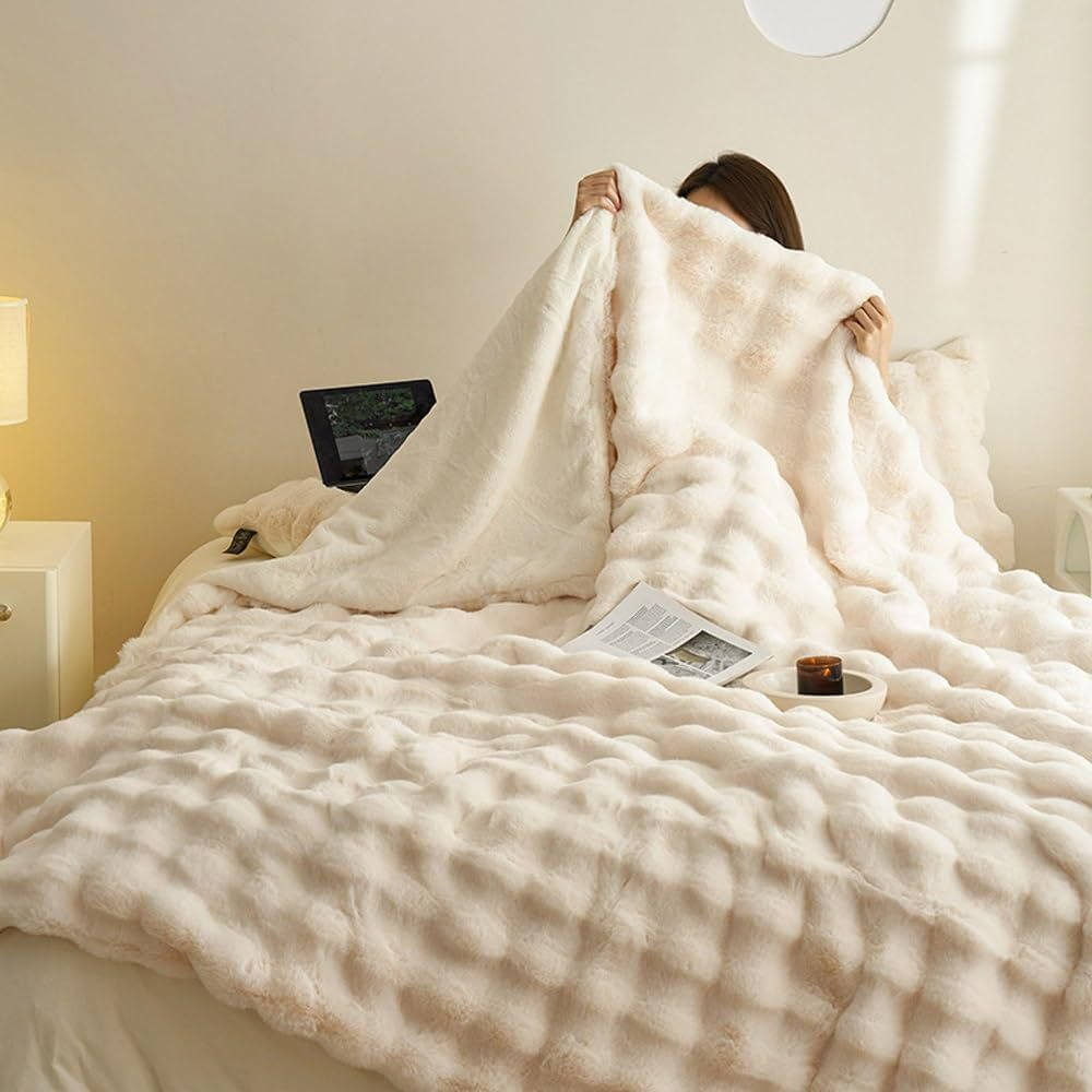 Plaid spesso in pile double-face, ideale per l'arredamento di soggiorno o camera da letto, aggiunge stile e calore.