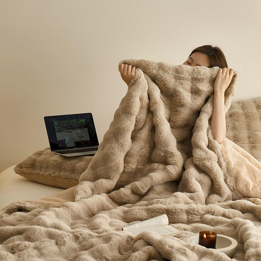 Coperta in pelliccia sintetica ultra morbida, calda e versatile per tutte le stagioni, perfetta per il relax.