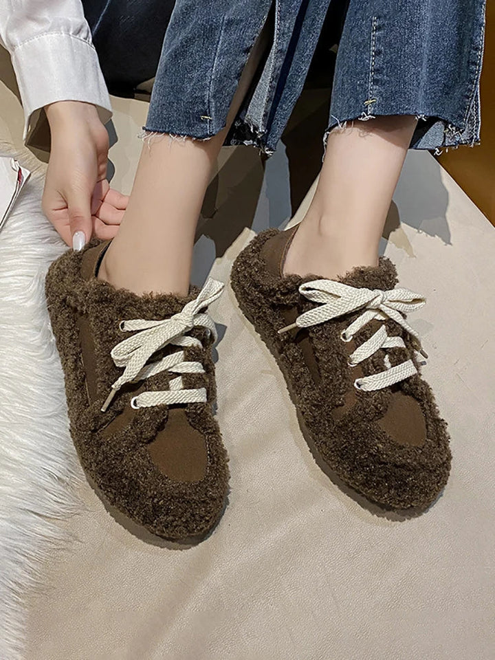 Versatili mocassini da donna casual, disponibili in diverse tonalità per ogni outfit quotidiano.