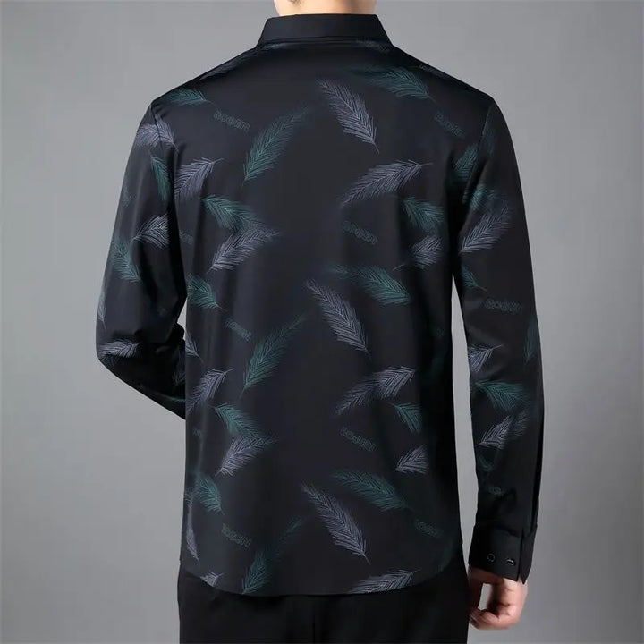 Camicia uomo verde scuro a manica lunga con stampa piume, vestibilità comoda. Versatile per look eleganti e casual.